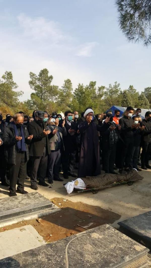 عکس/ بی تابی پدر و مادر «آرمان عبدالعالی» در مراسم تشییع فرزندشان