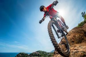 دوچرخه سواری هیجان انگیز در میان کوه های کاتالونیا اسپانیا