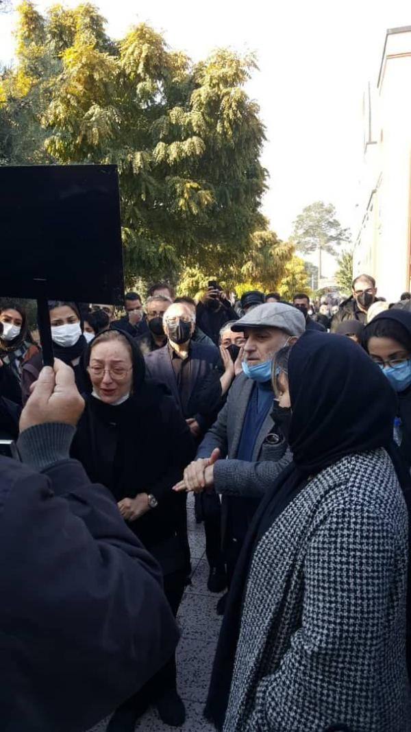 عکس/ بی تابی پدر و مادر «آرمان عبدالعالی» در مراسم تشییع فرزندشان