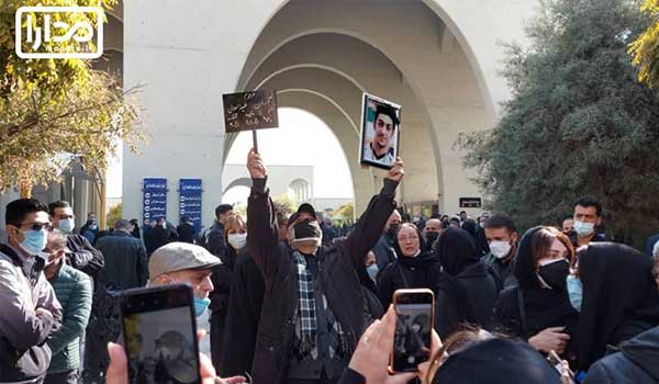 عکس/ بی تابی پدر و مادر «آرمان عبدالعالی» در مراسم تشییع فرزندشان