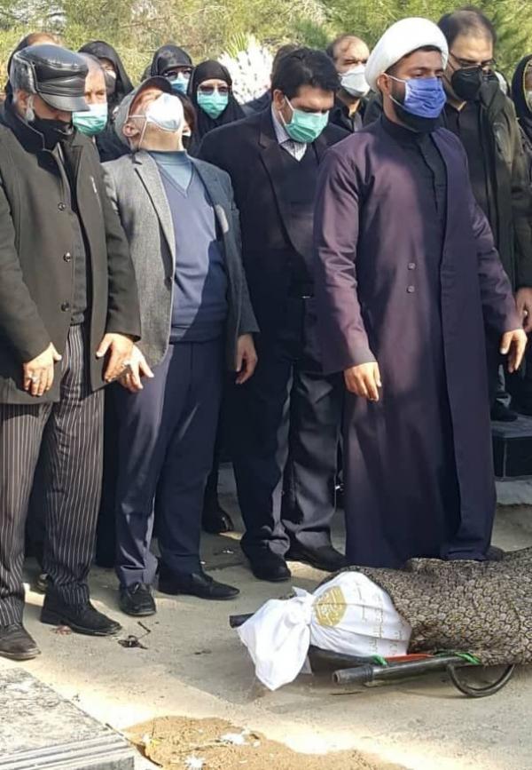 عکس/ بی تابی پدر و مادر «آرمان عبدالعالی» در مراسم تشییع فرزندشان