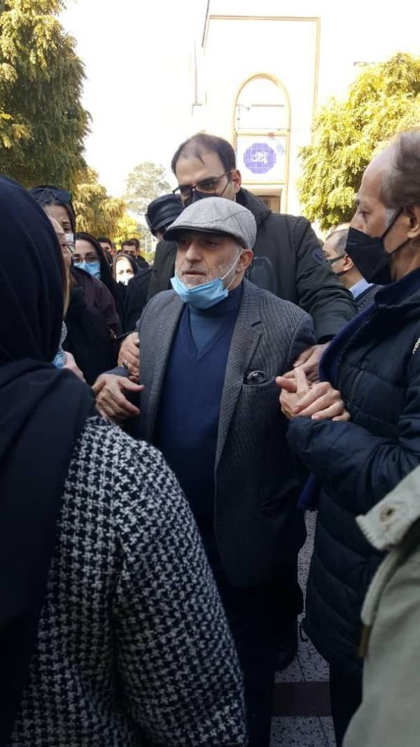 عکس/ بی تابی پدر و مادر «آرمان عبدالعالی» در مراسم تشییع فرزندشان
