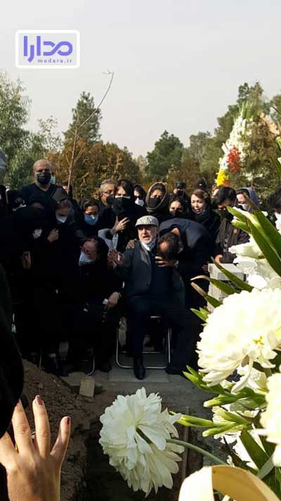 عکس/ بی تابی پدر و مادر «آرمان عبدالعالی» در مراسم تشییع فرزندشان