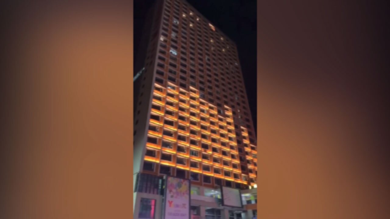 نورپردازی جالب نمای یک برج به شکل جورچین