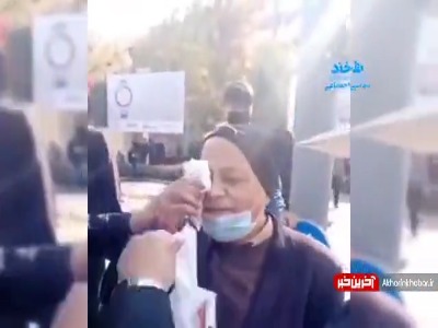 فیلمی از کمک مامور نیروی انتظامی به پیرمرد آسیبدیده در تجمع اصفهان