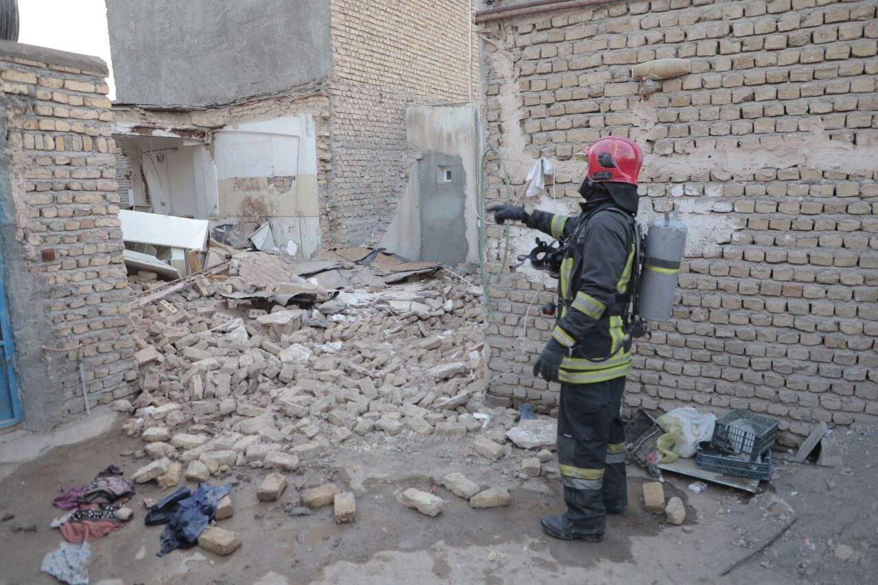 نشت گاز شهری در مشهد منجر به انفجار و تخریب واحد مسکونی شد