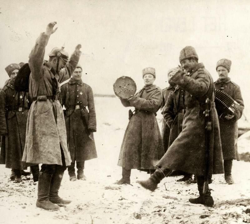 سربازان روسی در حال رقصاندن اسیر آلمانی‌شان