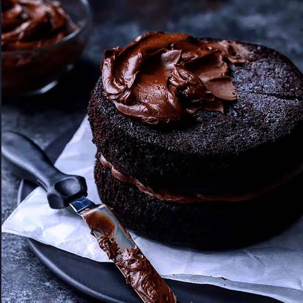 طرز تهیه کیک شکلاتی سیاه خوشمزه به روش کافی شاپی