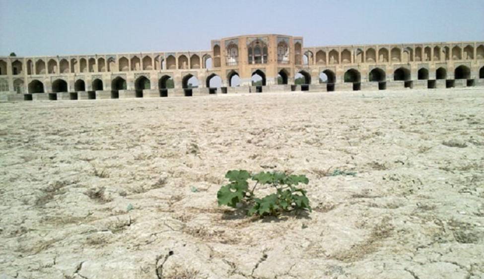 آب، بازیچه دست سیاست
