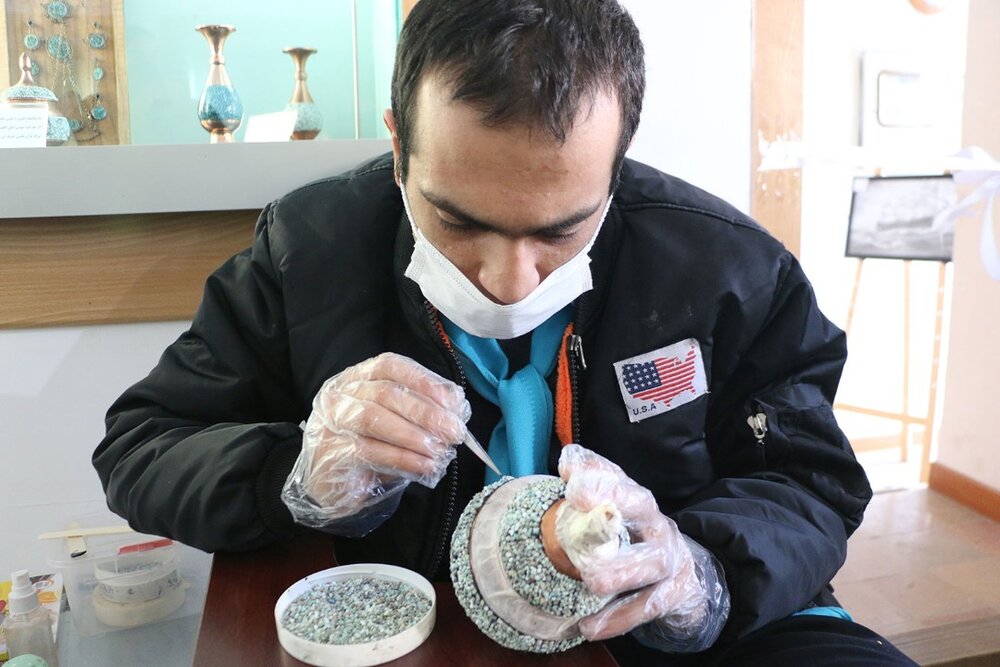 صنایع دستی هنرمندان معلول در موزه هنرهای تزئینی