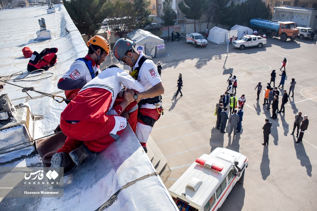 عملیات نجات از ارتفاع در مانور زلزله