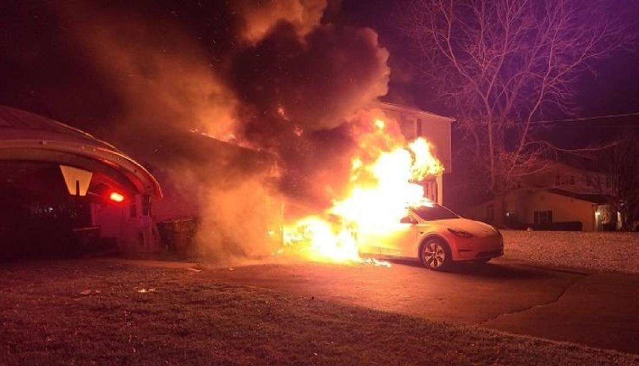 آتش گرفتن خودروی تسلا در مقابل یک خانه مسکونی