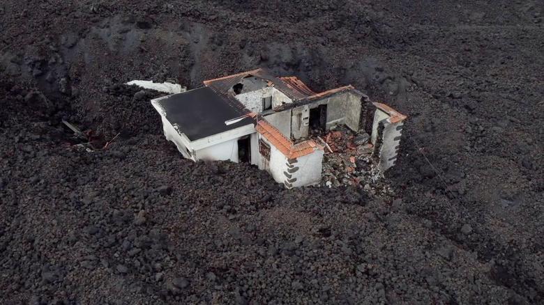 عکس/ مدفون شدن وحشتناک جزیره پالما در گدازه های آتشفشانی