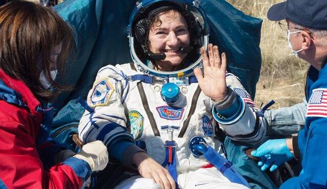 چالش‌های فضانورد زن ناسا با لباس فضایی بسیار بزرگ خود!