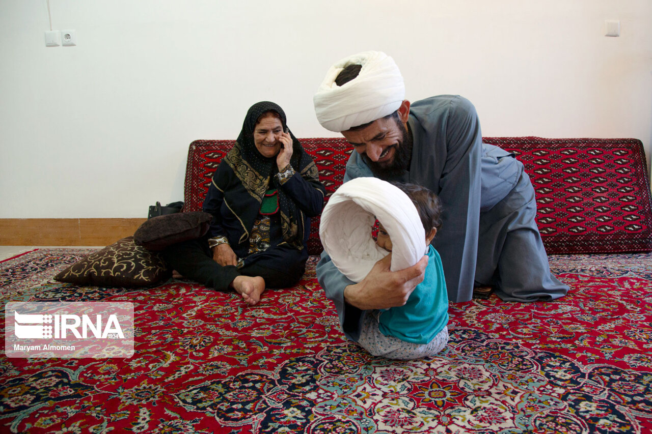 عکس/ گره گشایی از مردم محله‌های کم‌ بضاعت شهرکرد به سبک یک روحانی
