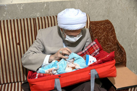 دیدار امام جمعه شیراز با خانواده طلبه چهارقلوهای تازه متولد شده