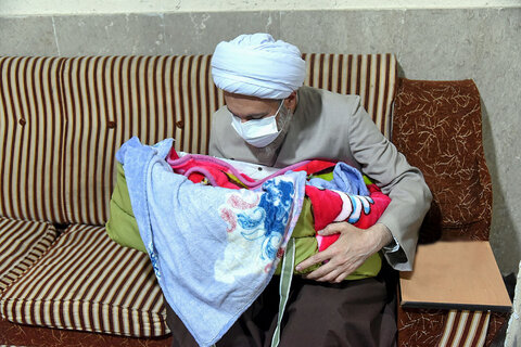 دیدار امام جمعه شیراز با خانواده طلبه چهارقلوهای تازه متولد شده