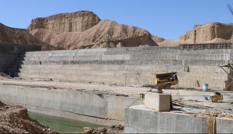 سد خاییز تنگستان در مرحله ساخت سرریز آب