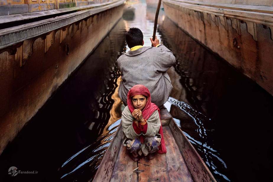 عکس/ خوابی کودکانه در کنار گاو؛ لحظاتی از دنیای بچه ها