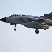 بمباران بامدادی فرودگاه پایتخت یمن از سوی جنگنده های سعودی