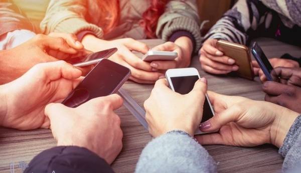 تلفن همراه باعث از بین رفتن دوستی ها می شود