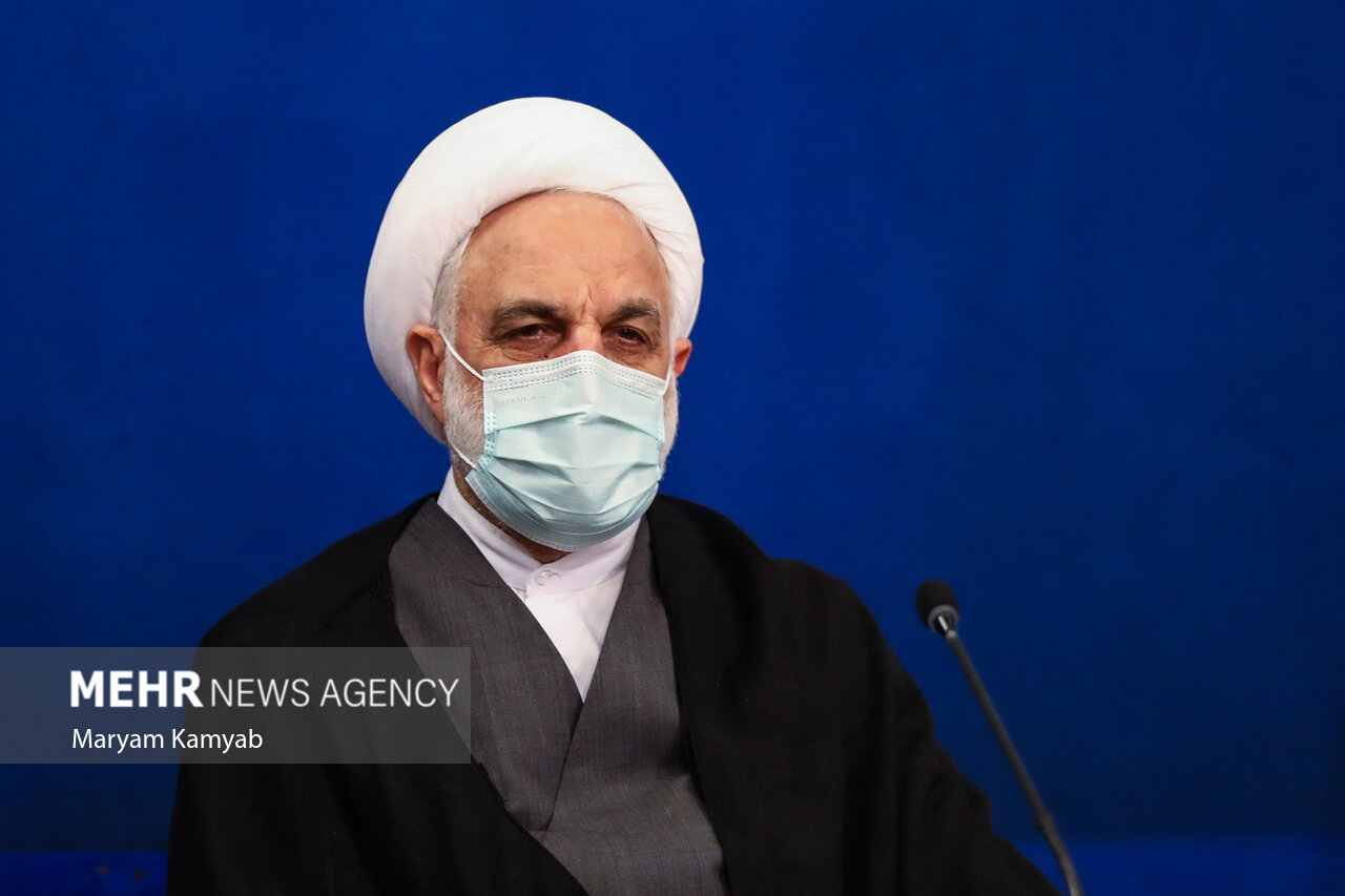 عکس/ چهره درهم علی لاریجانی در جلسه شورای عالی انقلاب فرهنگی
