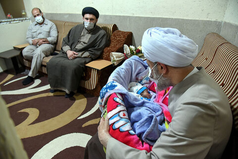 دیدار امام جمعه شیراز با خانواده طلبه چهارقلوهای تازه متولد شده