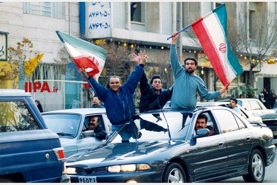 عکس‌هایی خاطره‌انگیز از شادی خیابانی مردم تهران پس از صعود به جام‌جهانی ۹۸ فرانسه