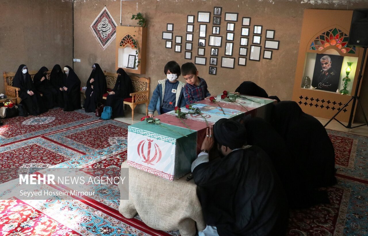 عکس/ استقبال از پیکر شهید مدافع حرم «محمدرضا بیات» در معراج الشهدای مشهد