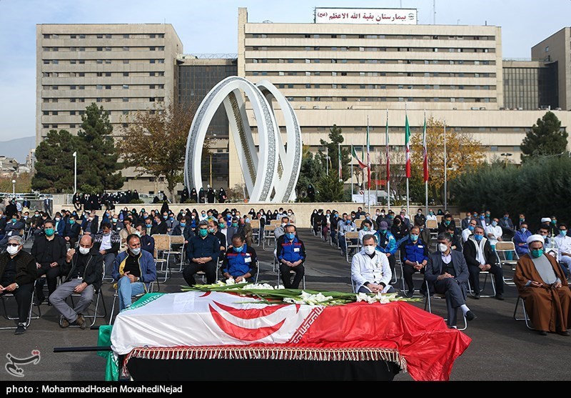 عکس/ وداع تلخ همقطاران با پیکر شهید مدافع سلامت «علی فعال»