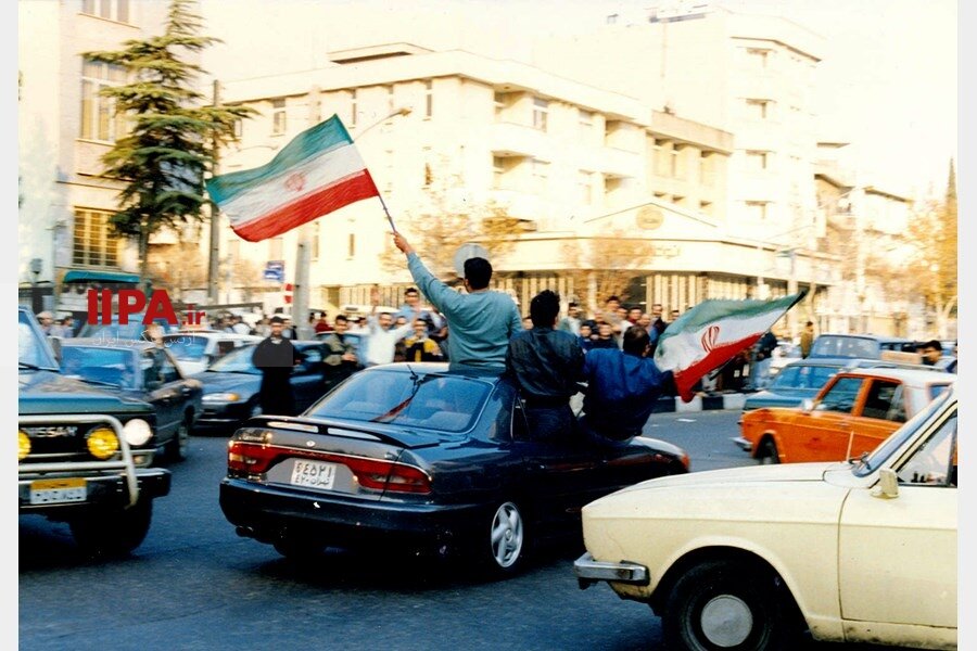 عکس‌هایی خاطره‌انگیز از شادی خیابانی مردم تهران پس از صعود به جام‌جهانی ۹۸ فرانسه