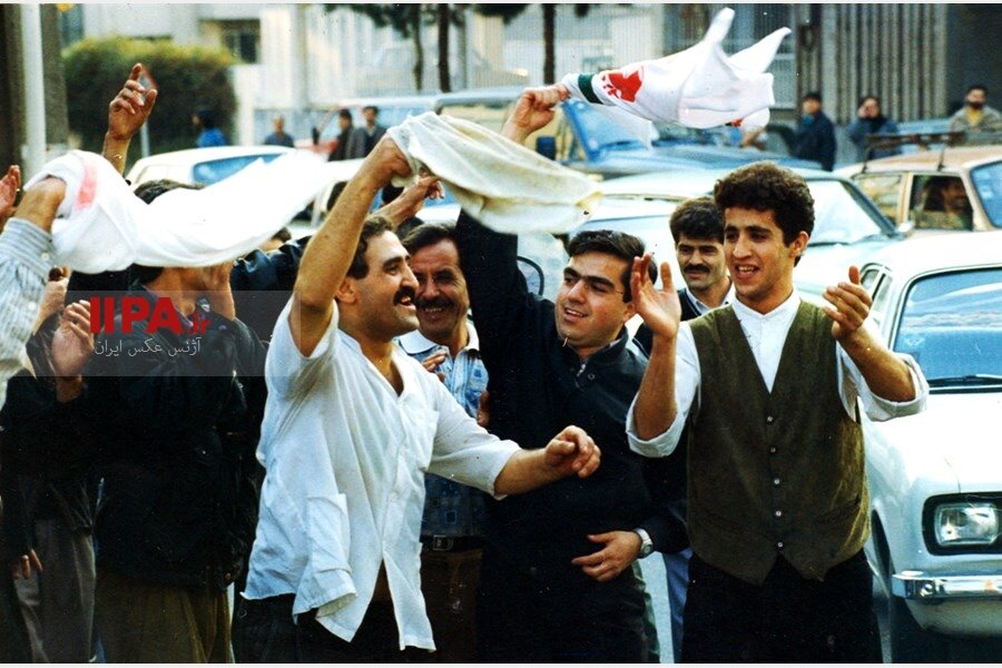 عکس‌هایی خاطره‌انگیز از شادی خیابانی مردم تهران پس از صعود به جام‌جهانی ۹۸ فرانسه