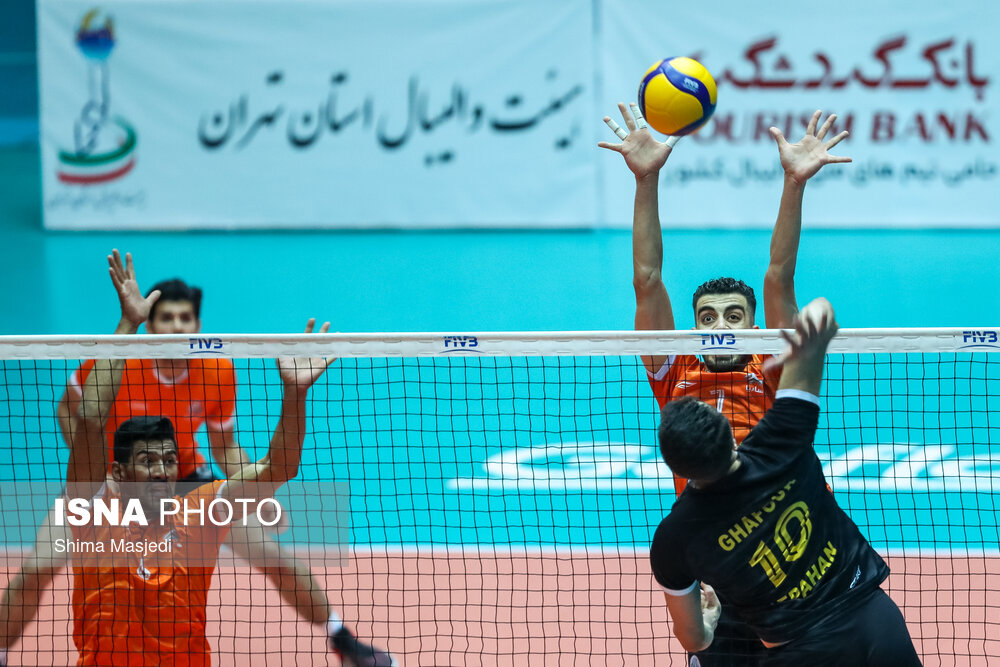 لحظاتی از دیدار تیم های والیبال سایپا و سپاهان