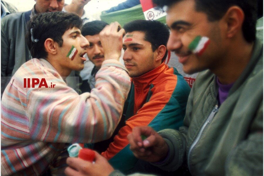 عکس‌هایی خاطره‌انگیز از شادی خیابانی مردم تهران پس از صعود به جام‌جهانی ۹۸ فرانسه