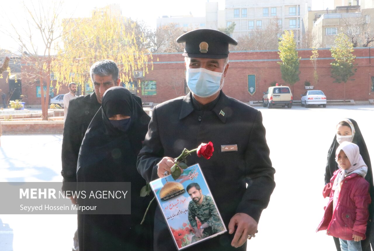 عکس/ استقبال از پیکر شهید مدافع حرم «محمدرضا بیات» در معراج الشهدای مشهد
