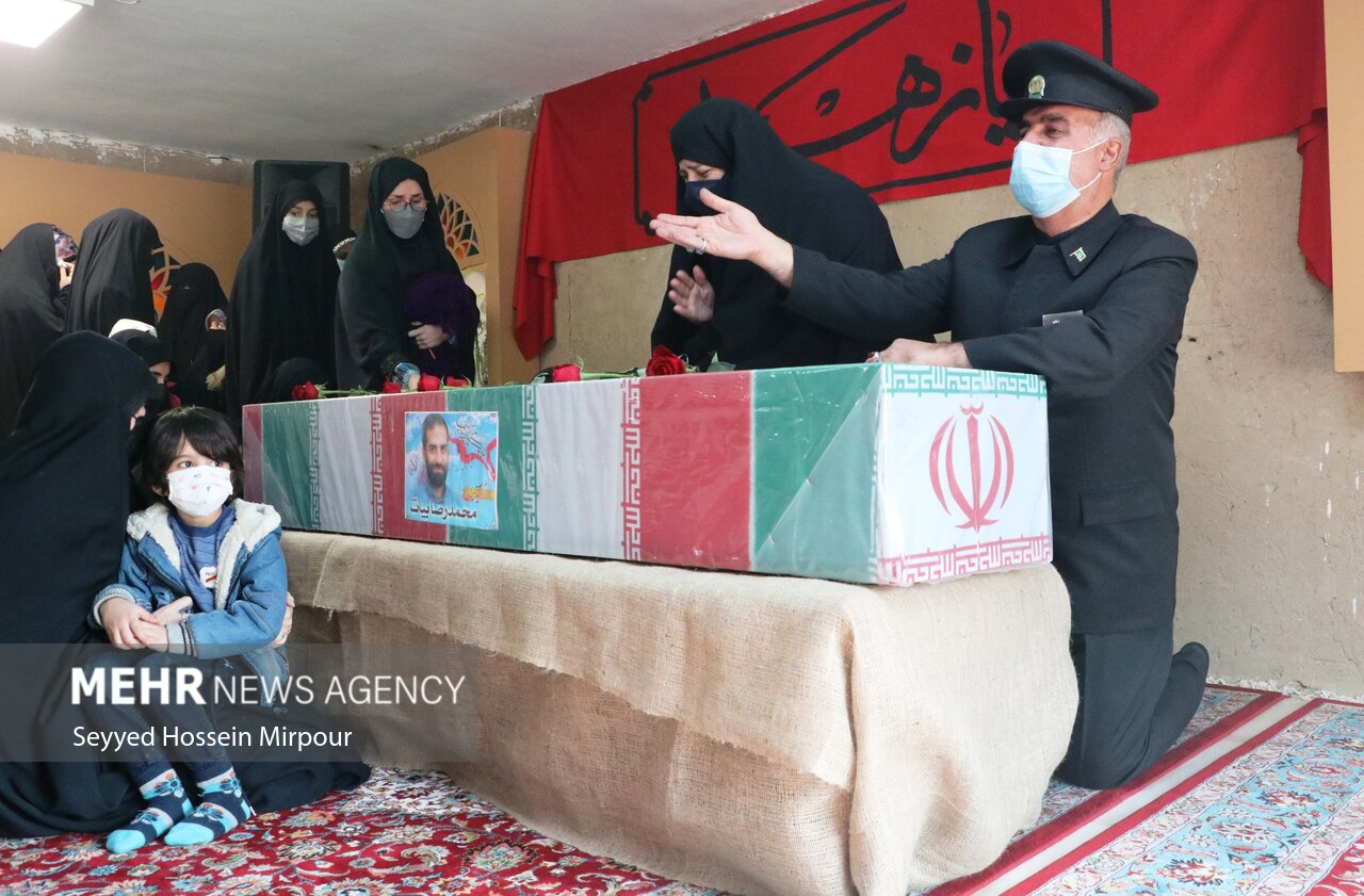 عکس/ استقبال از پیکر شهید مدافع حرم «محمدرضا بیات» در معراج الشهدای مشهد