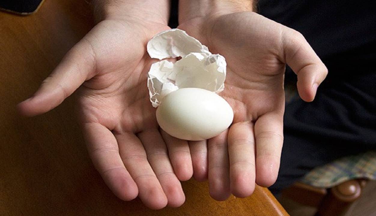 ترفند پوست گرفتن تخم مرغ در 3 ثانیه