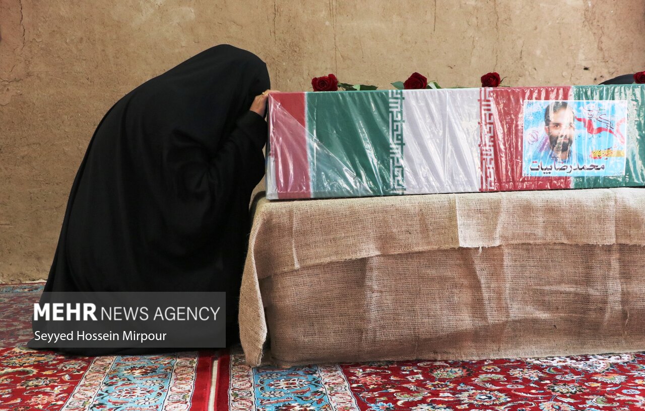 عکس/ استقبال از پیکر شهید مدافع حرم «محمدرضا بیات» در معراج الشهدای مشهد