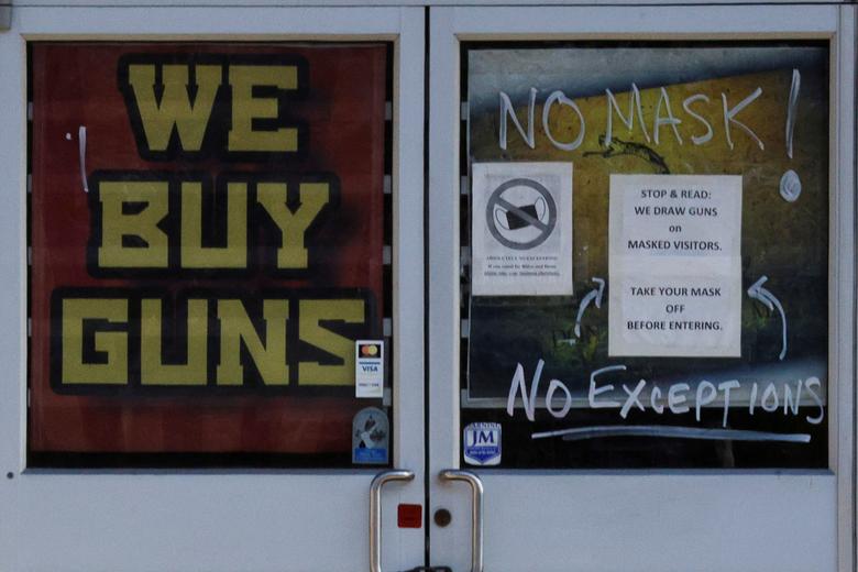 عکس/ تهدیدی شوک آور روی درب یک اسلحه فروشی در آمریکا!