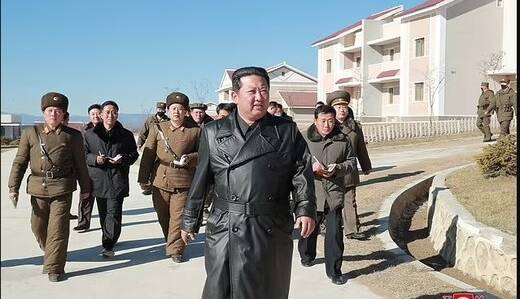 کیم برای بازسازی اقتصاد کره شمالی آستین بالا زد