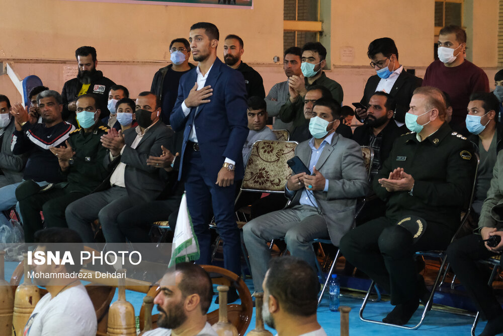 اهدای شال پهلوانی به قهرمانان کشتی فرنگی