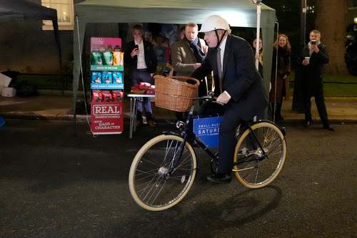 نخست وزیر بریتانیا سوار بر دوچرخه در بازار لندن
