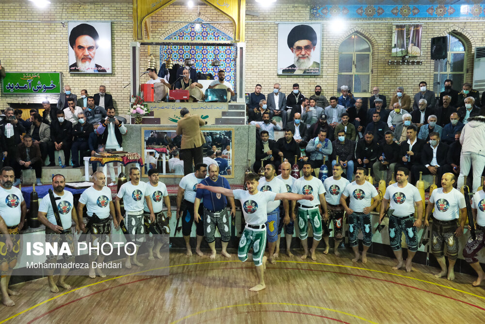 اهدای شال پهلوانی به قهرمانان کشتی فرنگی