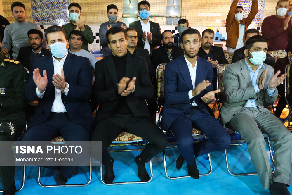 اهدای شال پهلوانی به قهرمانان کشتی فرنگی