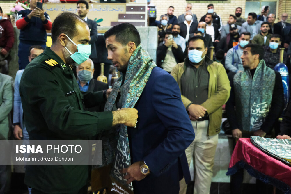 اهدای شال پهلوانی به قهرمانان کشتی فرنگی