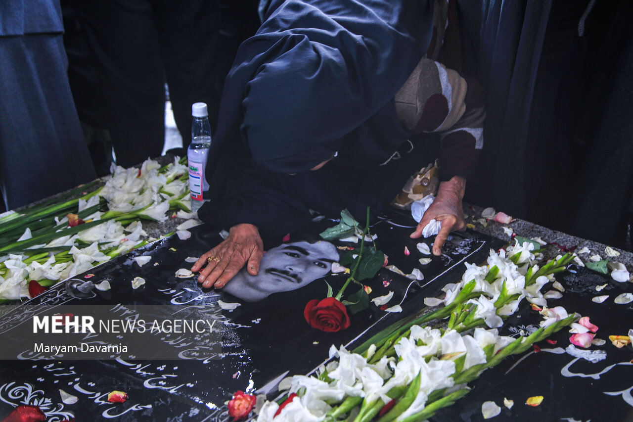 عکس/ استقبال از خانواده یک شهید شیرازی که در بجنورد دفن شده است