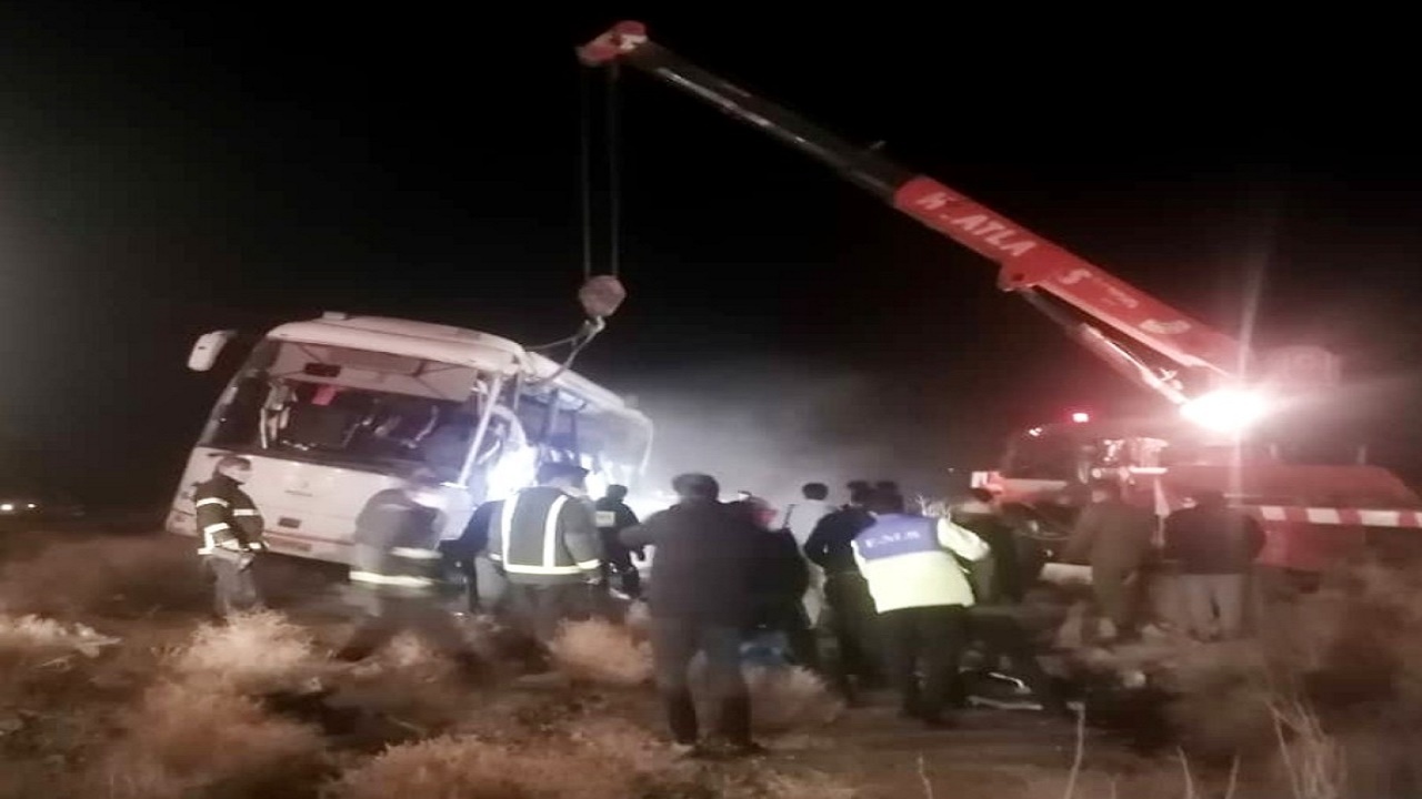 یک کشته و ۱۷ مصدوم در واژگونی اتوبوس اصفهان به بندرعباس در شهربابک