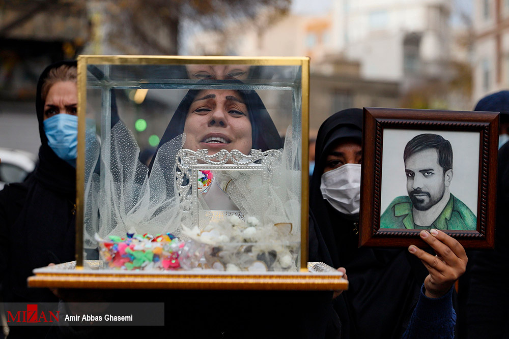 عکس‌های برگزیده؛ تصویری تاثر برانگیز در تشییع پیکر شهید مدافع‌حرم