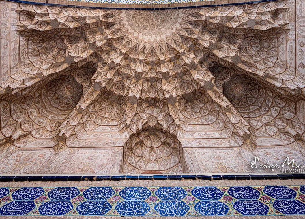 مقرنس‌کاریِ ورودی مسجد آقابزرگ کاشان