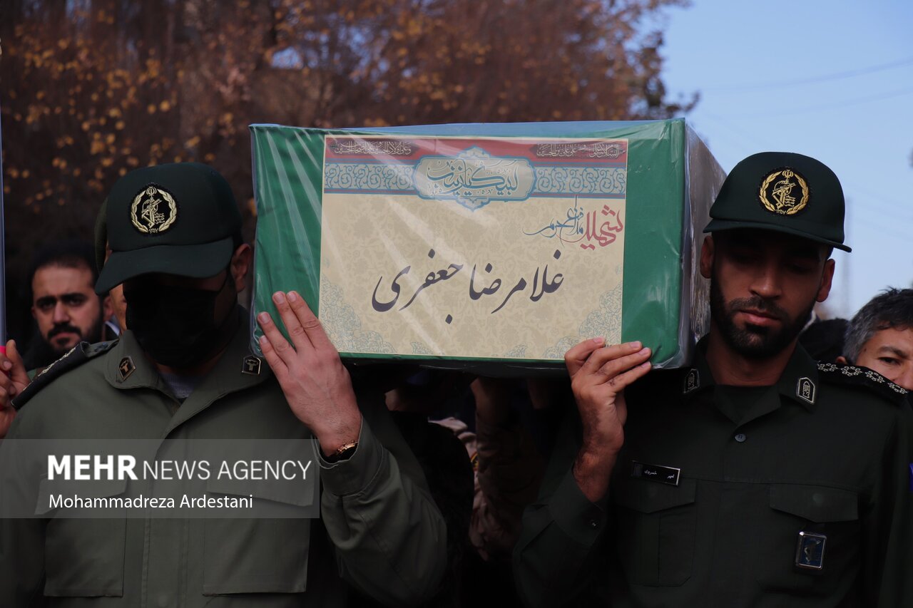 عکس/ تشییع و خاکسپاری پیکر شهید مدافع حرم «غلامرضا جعفری»